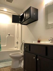 Un baño con un inodoro blanco y un lavabo. en Newly built single family home, en Cedar Rapids 23 fotos más