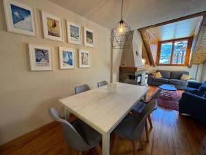 een eetkamer met een tafel en stoelen bij B15 - Ático Los Copos - Villmor in Benasque