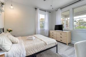 Ένα ή περισσότερα κρεβάτια σε δωμάτιο στο Pet-Friendly Oakley Gem with Large Backyard!