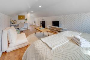 Μια τηλεόραση ή/και κέντρο ψυχαγωγίας στο Pet-Friendly Oakley Gem with Large Backyard!