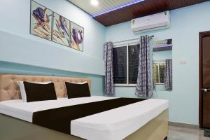 een slaapkamer met een bed en airconditioning bij Hotel O JANNAT in Nagpur +21 foto's