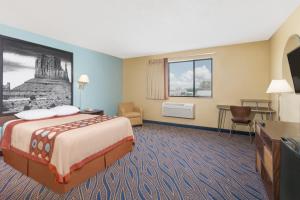 Postel nebo postele na pokoji v ubytování Super 8 by Wyndham Cedar City
