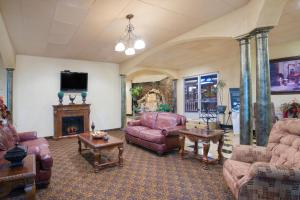 Ο χώρος του lounge ή του μπαρ στο Days Inn & Suites by Wyndham Clovis
