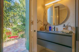 une salle de bain avec un lavabo et un miroir dans l'établissement Villa Spa Dalia, à Cannobio 76 autres photos