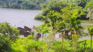 una vista aérea de una casa junto a un río en Casa familiar en Adjuntas Puerto Rico, en Adjuntas