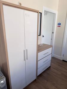 Armario blanco con espejo y tocador en Apartment 4- 216 high street, en Arbroath