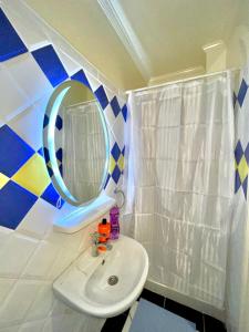 un baño con lavabo y espejo en A8 Getaway in Tamraght, Fiber Wi-Fi, 5 min to beach, en Tamraght Ouzdar 37 fotos más