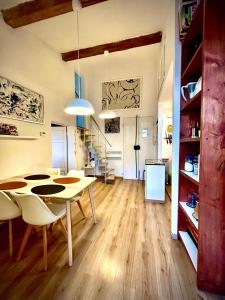 a dining room with a table and chairs in a room at Casa Malù, Corso Italia Piombino AC in Piombino