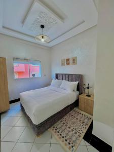 un dormitorio con una cama grande en una habitación en A8 Getaway in Tamraght, Fiber Wi-Fi, 5 min to beach, en Tamraght Ouzdar