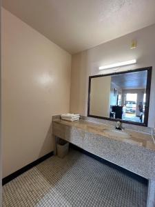 een badkamer met een wastafel en een grote spiegel bij Central Motel Kissimmee Near Disney World in Kissimmee +51 foto's