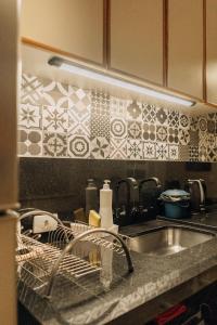 een gootsteen met een droogrek ernaast bij Apartamento familiar com acesso privativo à Praia Mansa in Matinhos +45 foto's