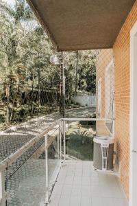 een buitenaanzicht van een terras met een vuilnisbak bij Apartamento familiar com acesso privativo à Praia Mansa in Matinhos