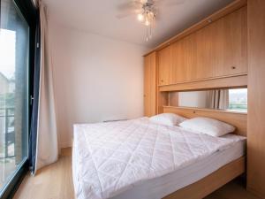 a bedroom with a large bed and a window at Delfien A in Galopen