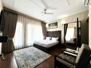 a hotel room with a bed and a mirror at Hotel temple view inn in Anandpur Sāhib