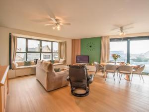 a living room with a couch and a table and chairs at Delfien A in Galopen