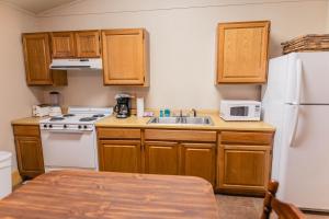 una cucina con un lavello e un frigorifero bianco di Frio Country #17 a Concan