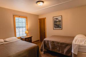 una camera da letto con due letti e una finestra di Frio Country #17 a Concan