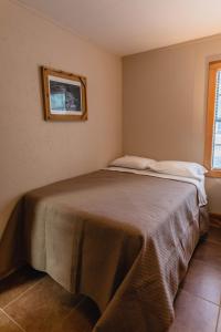 una camera da letto con un letto grande in una stanza di Frio Country #17 a Concan