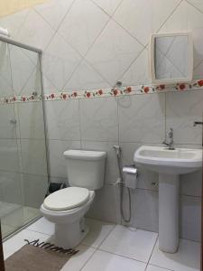 a bathroom with a toilet and a sink at Excelente casa na Nova Maraba in Marabá