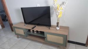 a flat screen tv sitting on top of a tv stand at Excelente casa na Nova Maraba in Marabá