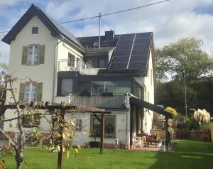 a house with solar panels on the roof at Ferienwohnung Wiesengrund in Hahnstätten