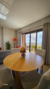 エンカルナシオンにあるRefugio Paranáのリビングルーム(木製テーブル、椅子付)