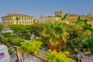 Una vista de una ciudad con una palmera y edificios. en B&B Porta di Ponte, en Agrigento
