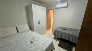 カニンデー・デ・サン・フランシスコにあるCasa de Temporada da Nicoleの小さなベッドルーム(ベッド1台、小さなクローゼット付)