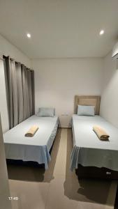 エンカルナシオンにあるRefugio Paranáのベッド2台 ベッド2台付