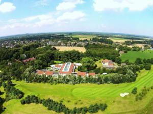 een luchtzicht op een huis op een golfbaan bij Mercure Tagungs- & Landhotel Krefeld in Krefeld