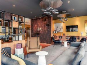 una sala de estar con sofás y sillas en Mercure Hotel Mannheim am Rathaus, en Mannheim