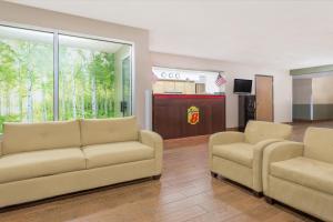 Posezení v ubytování Super 8 by Wyndham Cedar City