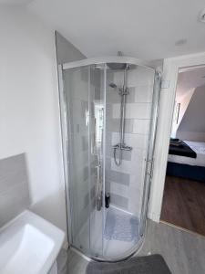 una ducha con puerta de cristal en un baño en Apartment 5- 216 High Street, en Arbroath 13 fotos más