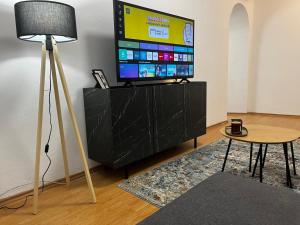 ドルニシュにあるApartman Nikaのテーブルとランプが付いたスタンドの上のテレビ