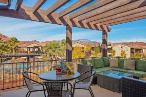 un patio con sofá, mesa y sillas en 33| Poolside Retreat in St George with 3 Deck Views, en Santa Clara