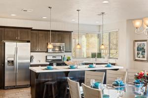 una cocina con una isla grande en medio de una cocina en 33| Poolside Retreat in St George with 3 Deck Views, en Santa Clara