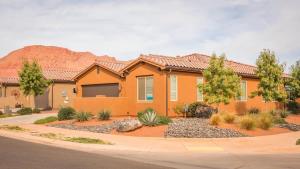 une maison avec une montagne en arrière-plan dans l'établissement 7| Arches in St George with Red Mtn Back Patio Views, à Santa Clara