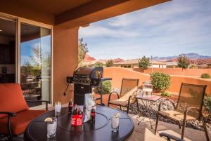 un patio avec une table, des chaises et un barbecue dans l'établissement 7| Arches in St George with Red Mtn Back Patio Views, à Santa Clara 43 autres photos