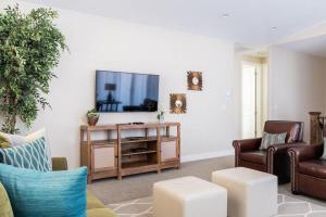 un salon avec une télévision à écran plat et des meubles dans l'établissement 24| Bartlett Place in St George with 3 Master Suites, à Santa Clara