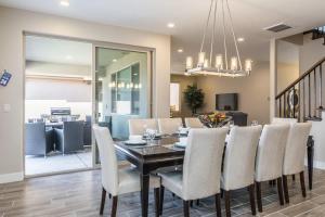 une salle à manger avec une table et des chaises blanches dans l'établissement 24| Bartlett Place in St George with 3 Master Suites, à Santa Clara 43 autres photos