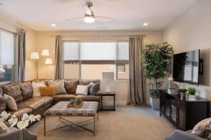 un salon avec un canapé et une table dans l'établissement 24| Bartlett Place in St George with 3 Master Suites, à Santa Clara