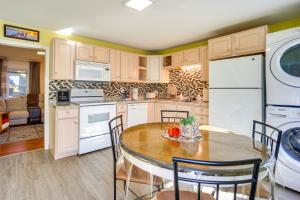 MontagueRiverfront Apt with Fire Pit and Yard in Millers Falls的厨房配有桌子和白色家电