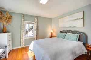 MontagueRiverfront Apt with Fire Pit and Yard in Millers Falls的带床和窗户的卧室