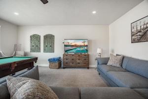 - un salon avec un canapé et un billard dans l'établissement 85| Southern Comfort in St George with Hot Tub, à Santa Clara