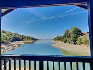 - Balcón con vistas al río en Reel It In, en Dandridge