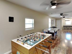 una gran sala de juegos con una gran mesa con dardos en Reel It In, en Dandridge