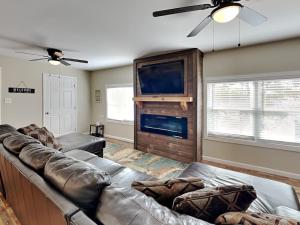 Una sala de estar con un sofá y un televisor de pantalla plana. en Reel It In, en Dandridge 68 fotos más