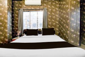 een slaapkamer met een groot bed met een raam bij Hotel O Plaza 2.0 in Monber