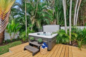 una vasca idromassaggio su un ponte di legno con palme di Blue Tide Bungalow a Bradenton Altre 42 foto