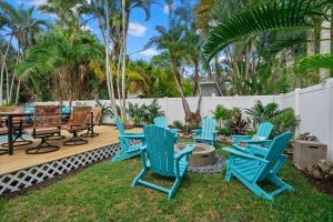 un gruppo di sedie e tavoli blu su un ponte di Blue Tide Bungalow a Bradenton